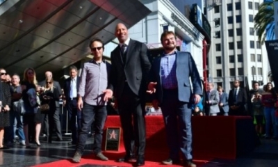 Dwayne Johnson posa con Jack Black y Jake Kasdan (I), director de la nueva película 