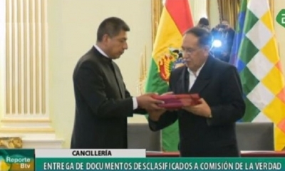 El canciller entregó los documentos reservados de la dictadura en Bolivia. Foto: Cancillería