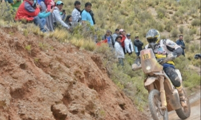 Decenas de aficionados se ubicaron en el ingreso del camino de tierra, al ingreso del territorio argentino
