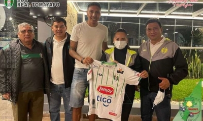 Samuel Galindo posa con la camiseta de su nuevo club.