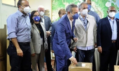 El momento que Abinader emitió su voto Foto: AFP