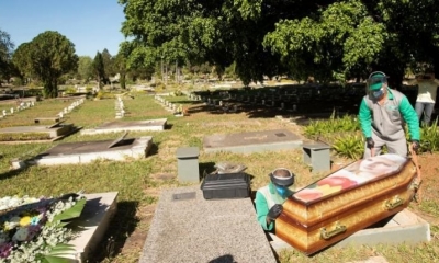 Trabajadores del cementerio Campo de Esperanza entierran una víctima de coronavirus en Brasil. | EFE