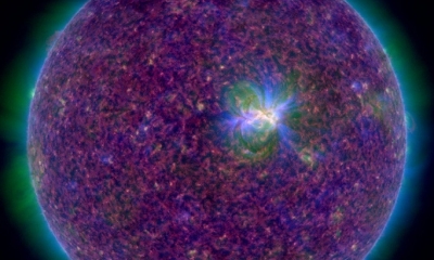 Una imagen combinada del Sol en longitudes de onda 304, 211 y 171 A. Foto: RRSS