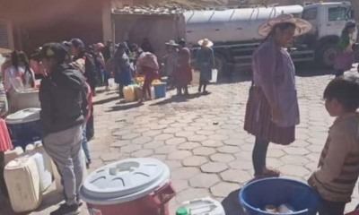 La falta de agua ha hecho que el líquido se suministre por cisternas.