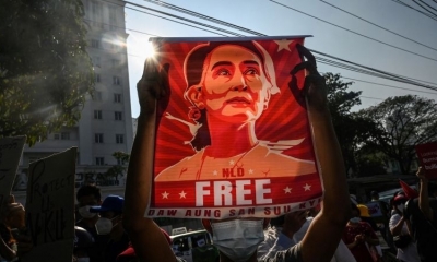 Un manifestante sostiene un cartel de Aung San Suu Kyi durante una manifestación contra el golpe militar, en febrero.