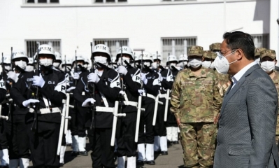 El presidente Luis Arce pasa revista a un grupo de efectivos militares. Foto: Ministerio de Defensa