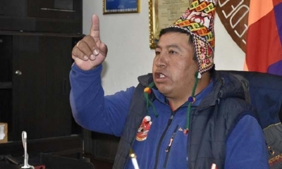 El secretario ejecutivo de la CSUTCB, Eber Rojas, brinda una conferencia de prensa.