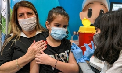 BioNTech Covid-19 a un niño de ocho años en los Servicios de Salud Clalit en Jerusalén.