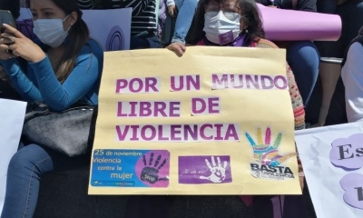 Una mujer protesta contra la violencia de género. Foto: ABI.