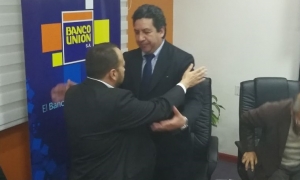 El nuevo gerente nacional del Banco Unión, Rolando Marin (DER) toma posesion de su cargo.