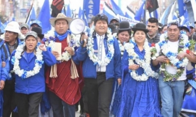 Evo Morales junto a otro de sus militantes.