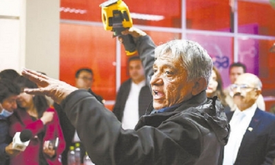 El ministro de Obras Públicas, Iván Arias, explica cómo se usa el moderno equipo para detectar la temperatura corporal. Foto: Luis Gandarillas