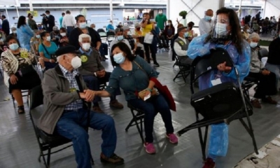 Se masifica la afluencia de personas a los centros de vacunación.
