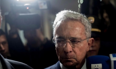 El expresidente de Colombia Álvaro Uribe Vélez tras su llegada a la Corte Suprema de Justicia el 8 de julio. Foto: EFE