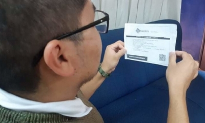 Un ciudadano toma en sus manos su carnet anticovid. OPINIÓN