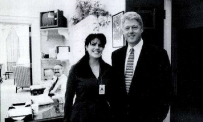 Lewinsky junto al presidente Bill Clinton en un acto de la Casa Blanca. La foto fue presentada como evidencia durante las investigaciones en 1998