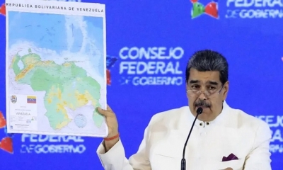 Nicolás Maduro presentó un mapa de Venezuela que incluye el territorio disputado | AFP