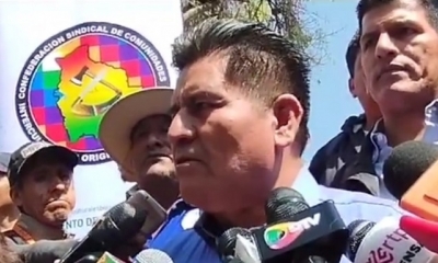 El secretario ejecutivo de la CSICB, Esteban Alavi, brinda declaraciones a los medios.