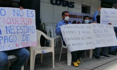 Los trabajadores exigen el pago de sus salarios.