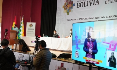 alternativa a través de la radio y televisión estatales, implementando clases a distancia