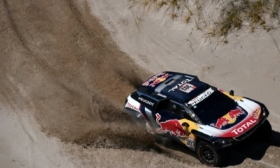  El piloto español Carlos Sainz, del equipo Peugeot, durante la décima etapa entre Salta y Belén el 16 de enero de 2018