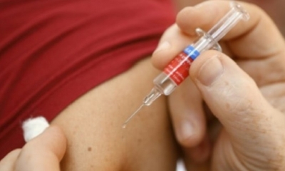Un médico le inyecta una vacuna contra la gripe a un paciente el 6 de octubre de 2017 en Ajaccio, en la isla francesa de Córcega