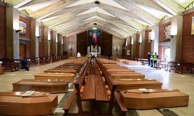 Varios féretros con víctimas fatales del Covid-19, en la iglesia de San Giuseppe de la región de la Lombardia. | AFP