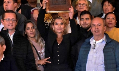 Jeanine Áñez, quien asumió el poder, dijo que “la Biblia vuelve al Palacio de gobierno”.