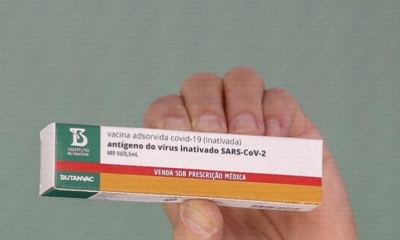 El gobernador de Sao Paulo, Joao Doria, muestra la vacuna ButanVac contra Covid-19. | Foto archivo | AFP