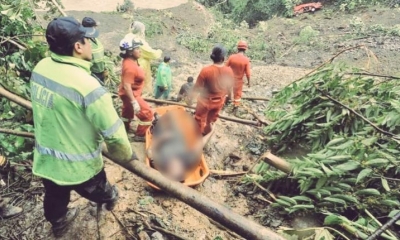 El rescate de uno de los cuerpos. | Foto: @Pol_Boliviana