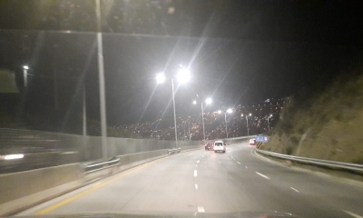 Reposición de luminarias en tres sectores de la autopista La Paz - El Alto.