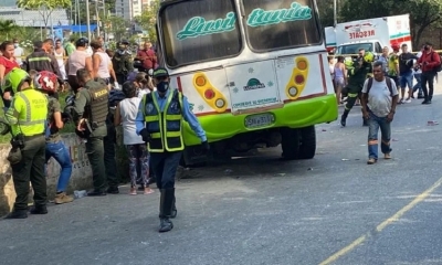 En la imagen, el bus de transporte público que embistió a dos vehículos y cinco motocicletas.
