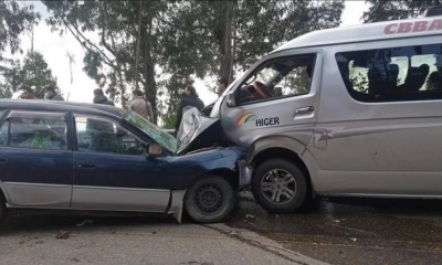 Ambos vehículos, tras el choque en carretera