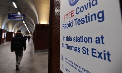 Una señal de prueba rápida de prueba Covid-19 en la estación London Bridge en Londres, Gran Bretaña,