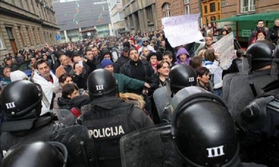 La policía intenta evitar que los mineros entren en el edificio del gobierno de la federación bosnio-croata 