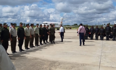 El ministro Romero, recibió a los policías/Foto. RRSS