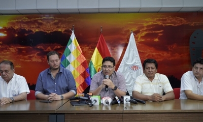 Autoridades de Gobierno y representantes del sector cañero anuncian el acuerdo. Foto: YPFB