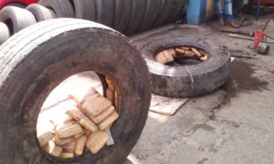 El sujeto tenía en su poder 32 kilos y 586 gramos de cocaína, hábilmente camuflados en una llanta de auxilio.