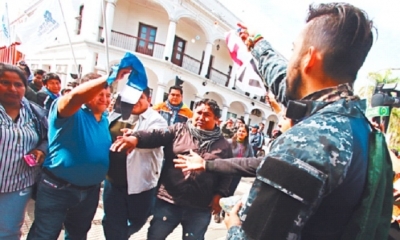 Un grupo de activistas intervino una marcha a favor del ministro Romero lanzando canicas de vidrio. Foto: EL DEBER