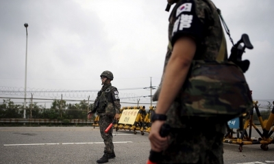 Soldados surcoreanos montan guardia en un puesto de control al sur de la zona desmilitarizada que separa las dos Coreas