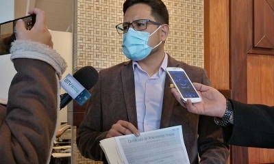 El diputado de Comunidad Ciudadana (CC), Marcelo Pedrazas, declara a los medios. 