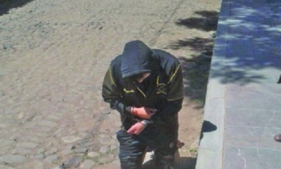 Los policías dieron una vuelta la plaza de rodillas y los chicotearon/Foto. RRSS