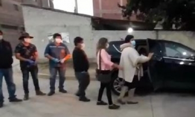 Momento en que la alcaldesa de Vinto, María Patricia Arce, se va a su casa