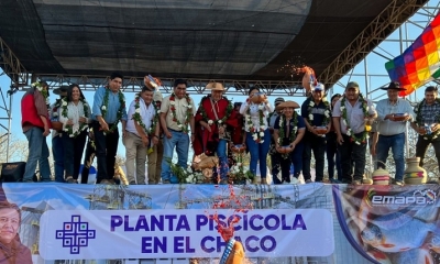 El presidente Luis Arce en la puesta de la piedra fundamental del inicio de obras de la planta piscícola en Villa Montes