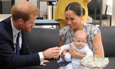 El hijo de la pareja, Archie, de ocho meses de edad, estuvo en Canadá mientras sus padres anunciaban su decisión en Reino Unido. | Fuente: AFP