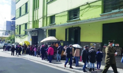 Asegurados que dieron positivo realizan fila para tramitar la baja en el Policlínico Central. Foto: Luis Escobar / Página Siete.