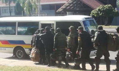 Policías suben a micro para traslado a provincias 