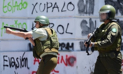 Policías en Chile durante una represión. | AFP