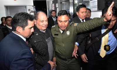 El exministro en la gestión del MAS, Carlos Romero, el momento de ser llevado a tribunales, en enero.