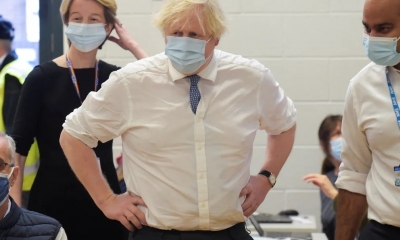 Boris Johnson visita un centro de vacunación
